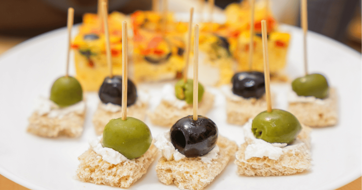 Koreczki na sylwestra - proste pomysły, które zawsze się sprawdzają