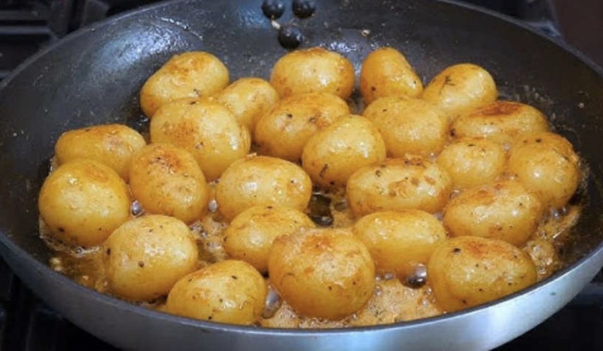 młode ziemniaki na patelni