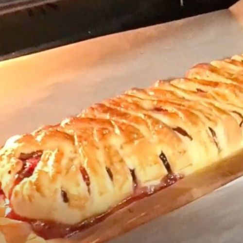 Układam owoce na cieście francuskim. Deser jak z najlepszych cukierni