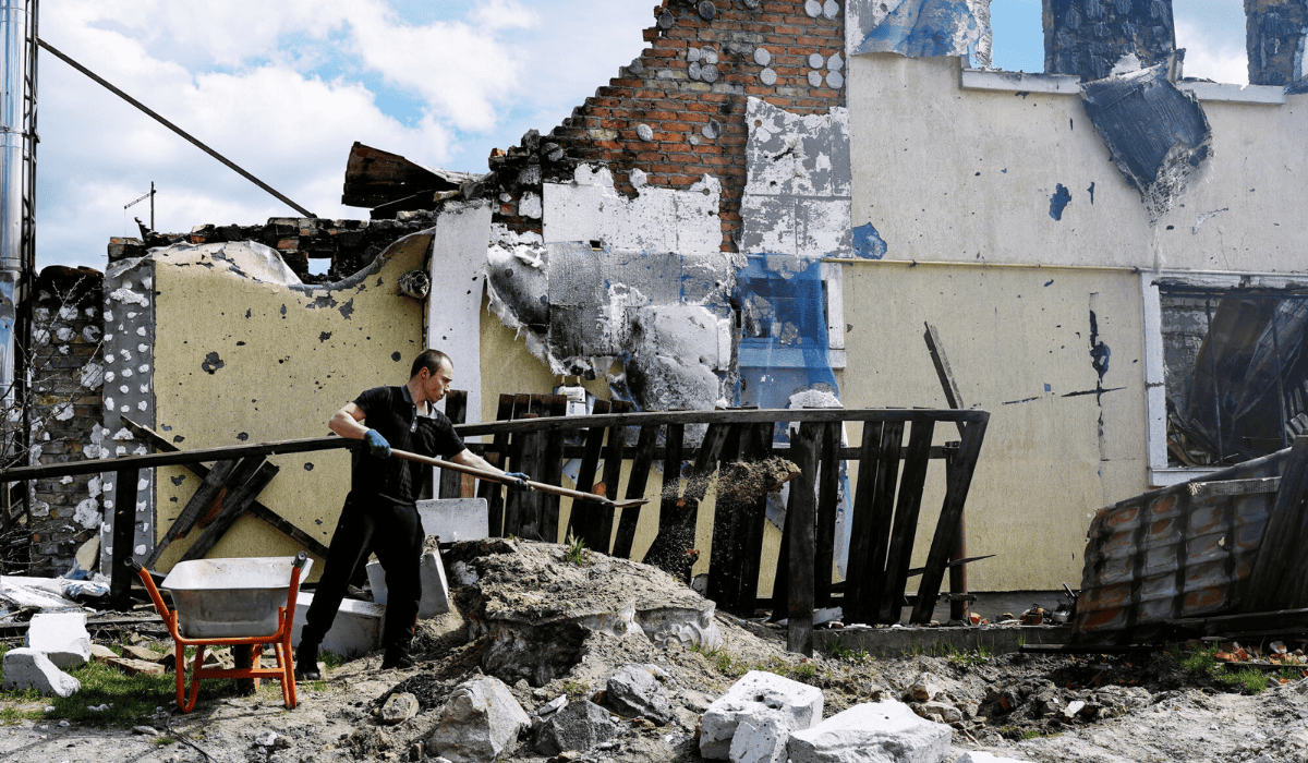 Zbombardowana wieś Moszczun w Ukrainie
