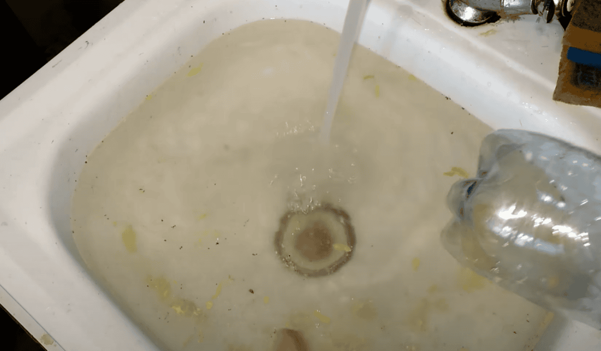 Odtykanie zlewu butelką plastikową