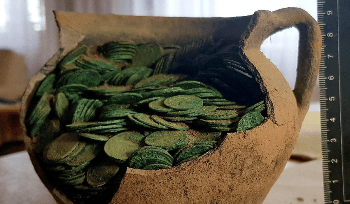 Monety w ceramicznym dzbanie
