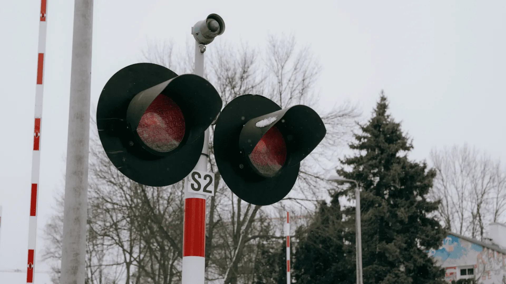 Koszmar o poranku. Wjechał wprost pod rozpędzony pociąg IC. Droga całkowicie zablokowana