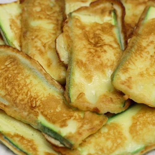 Pokrój tak cukinię i wrzuć na patelnię. Ten obiad to hit, robi się sam