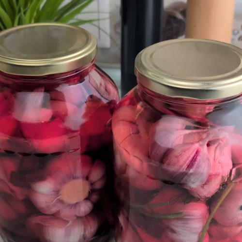 Upchaj czosnek w słoikach i zalej tą zalewą. Każdemu polecam ten przepis