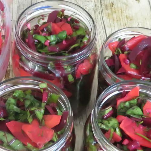 Mieszam z botwinką i pakuję do słoików. Nie ma lepszych przetworów na zimę