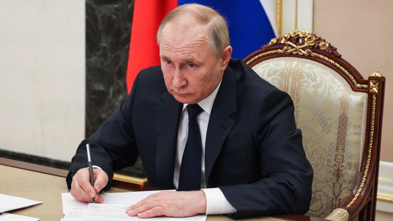 Władimir Putin podpisał dekret o szkoleniu rezerwistów. Dwa punkty utajnione