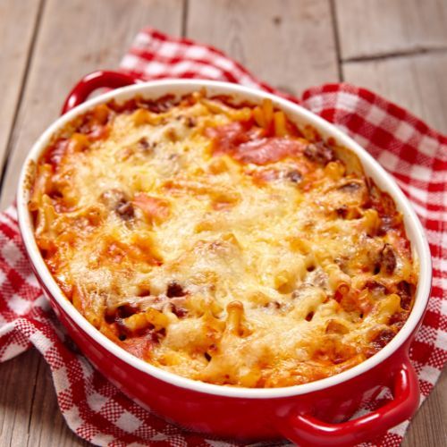 Taką zapiekankę robię co tydzień. Starcza na 2 dni i każdemu smakuje 