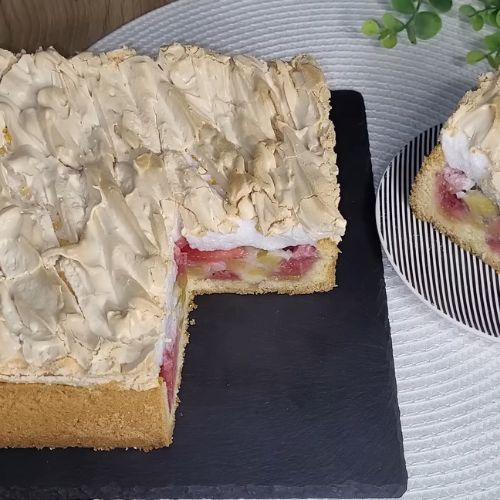 Banalne ciasto z truskawkami i rabarbarem. To będzie hit sezonu