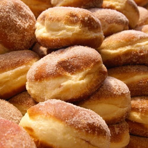 Pyszne pączki posypane cukrem pudrem