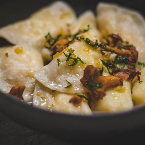 Pyszne pierogi okraszone boczkiem