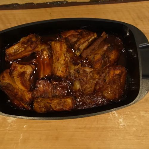 Ułóż w brytfance i zalej sosem. Takie żeberka to mistrzostwo