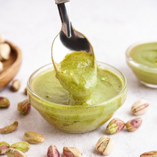 Pokrusz pistacje i połącz z resztą składników. Najlepszy krem do ciast i tortów