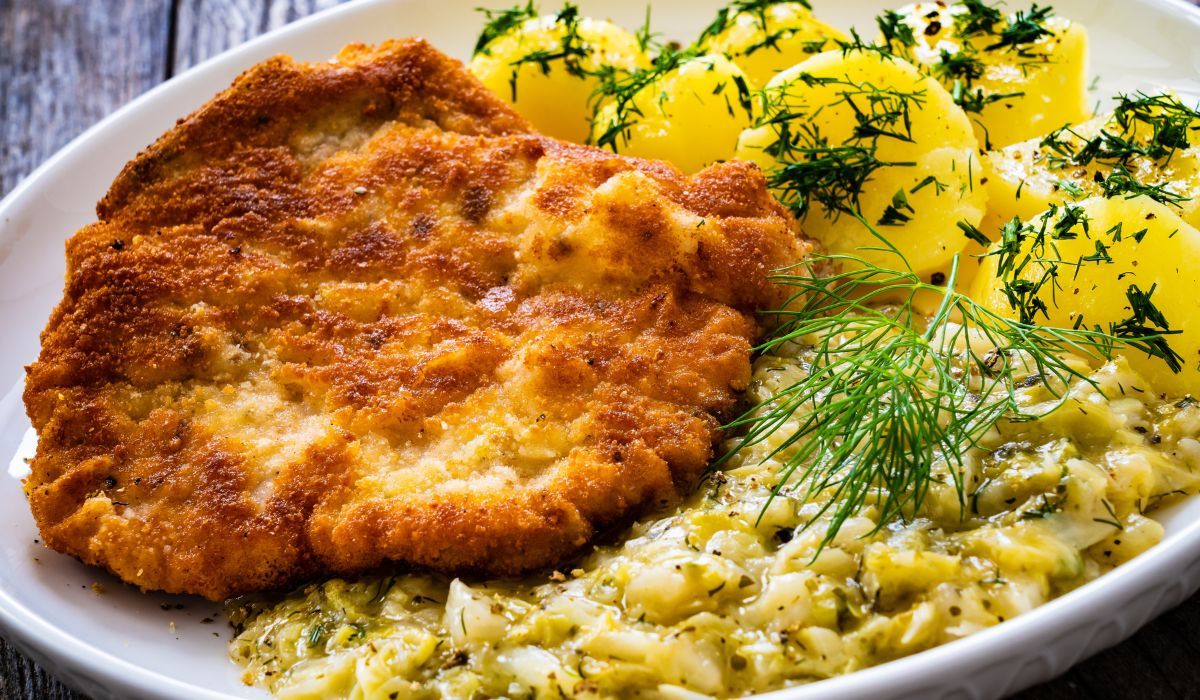 Kotlet schabowy z ziemniakami i kapustą