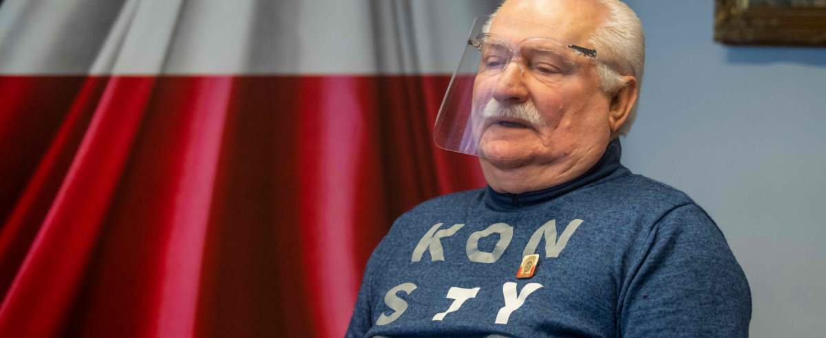 Lech Wałęsa opublikował zdjęcia po przejściu zabiegu wymiany rozrusznika serca.