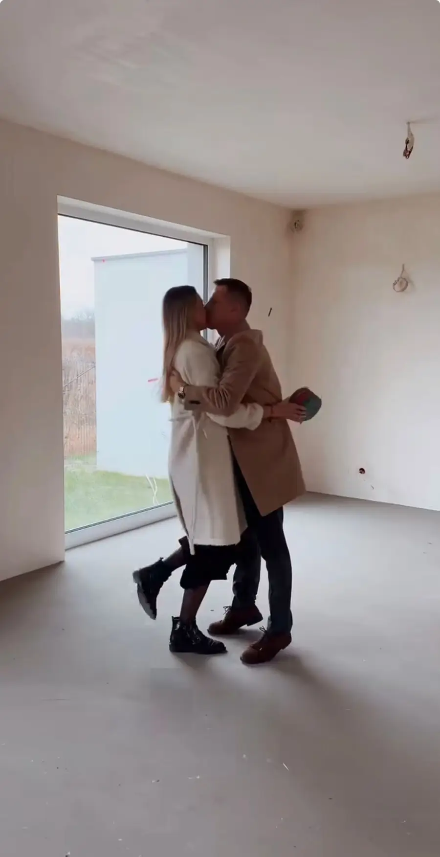 Nowy dom Rafała Mroczka. Aktor opublikował zdjęcia, na których widać wymowną reakcję żony.