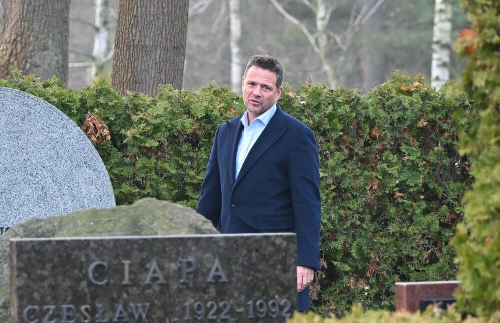 Trwa pogrzeb Magdy Umer. Tak prezydent Warszawy ubrał się na ceremonię.