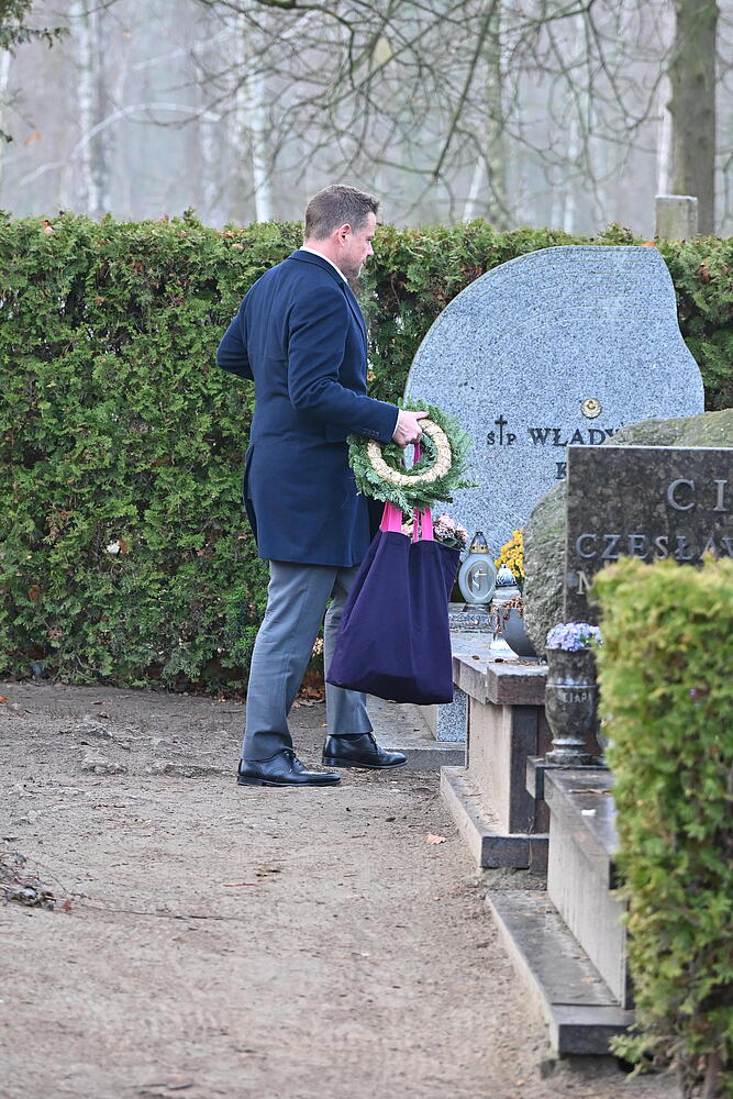 Trwa pogrzeb Magdy Umer. Tak prezydent Warszawy ubrał się na ceremonię.