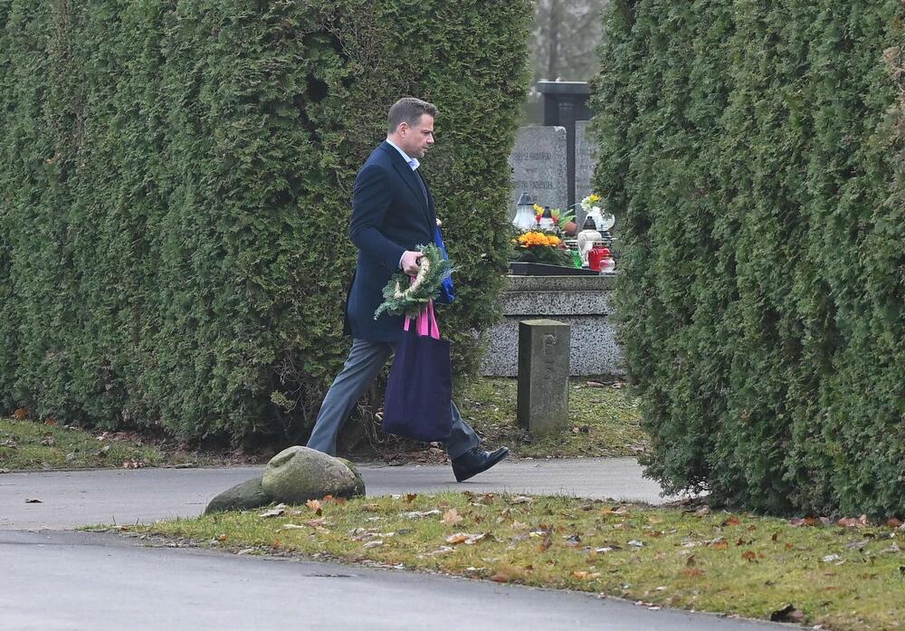 Trwa pogrzeb Magdy Umer. Tak prezydent Warszawy ubrał się na ceremonię.