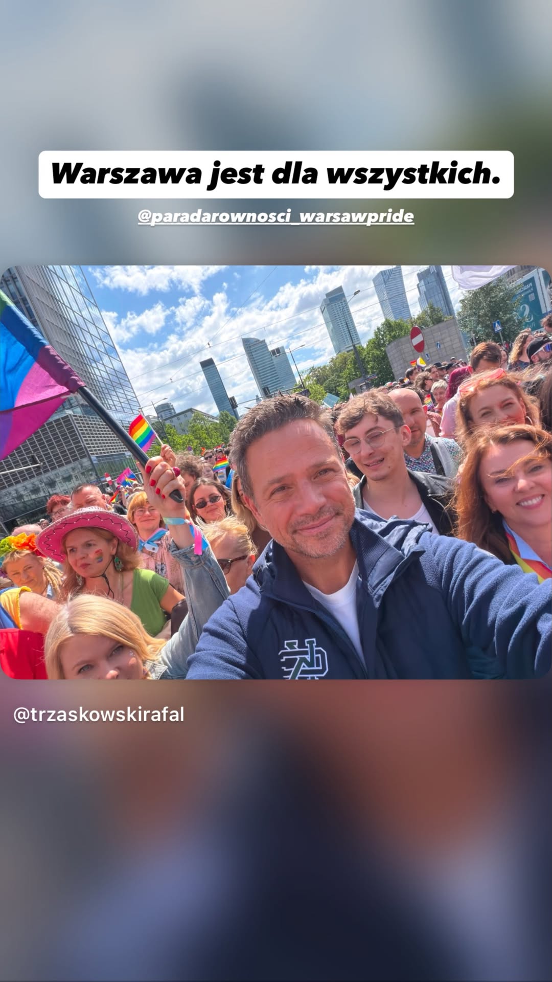 Majka Jeżowska w ultraskrótkiej mini wdrapała się na samą górę. Tłumy na Paradzie Równości