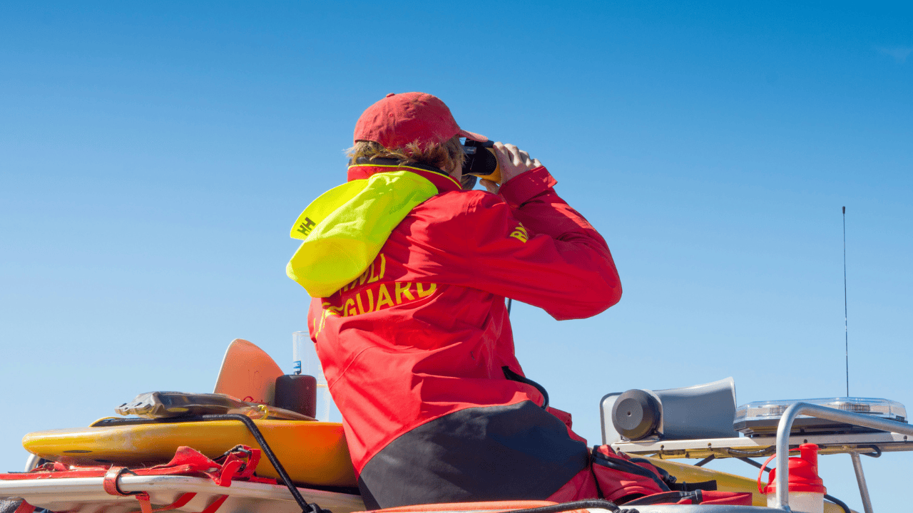 Dramatyczne wydarzenia na plaży w Mielnie. Heroiczna akcja ratunkowa zakończona śmiercią