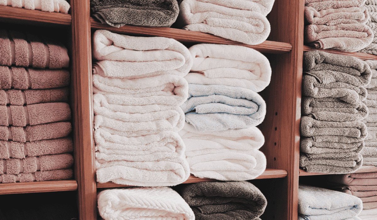 miękkie ręczniki na półce