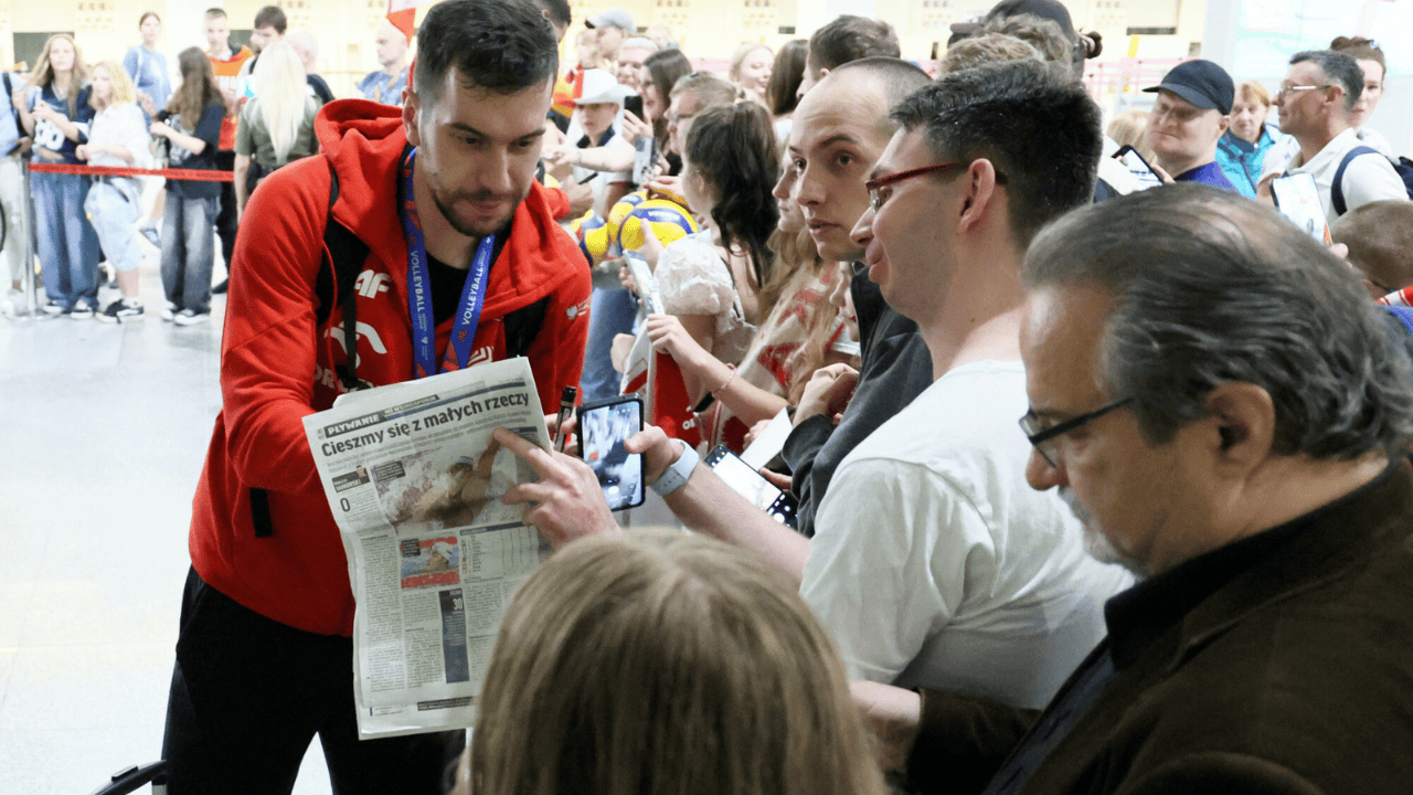 Polscy siatkarze wrócili do kraju i się zaczęło. Przejmujące sceny na lotnisku