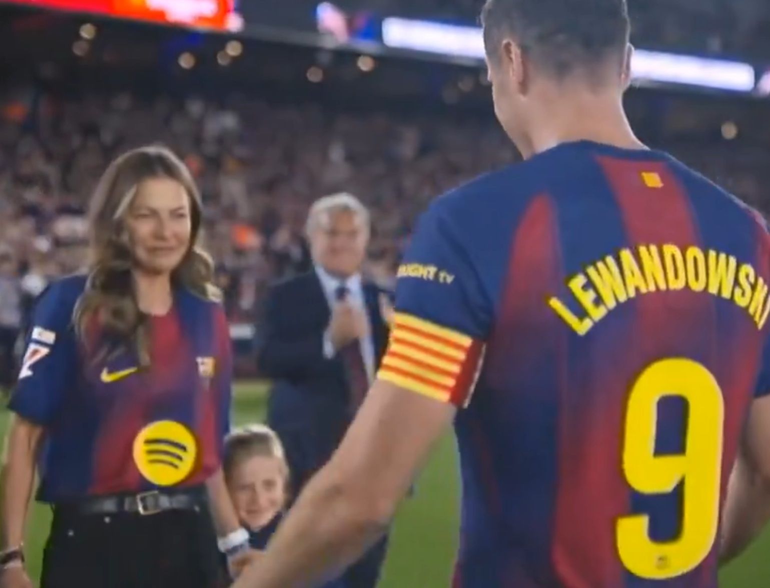 Zapłakana Ania Lewandowska weszła na Camp Nou. O tym, co zrobiła później, piszą media z całego świata