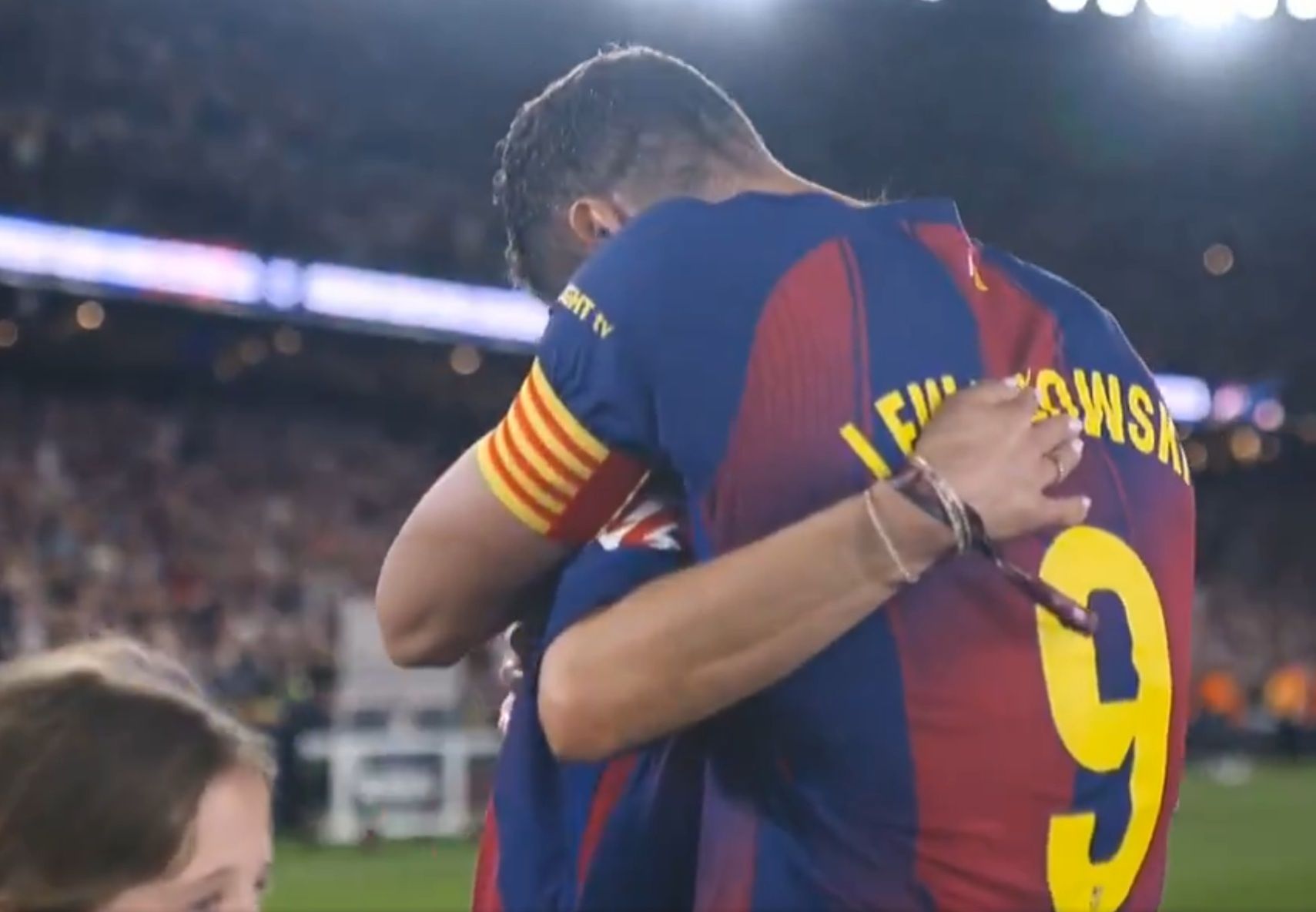 Zapłakana Ania Lewandowska weszła na Camp Nou. O tym, co zrobiła później, piszą media z całego świata
