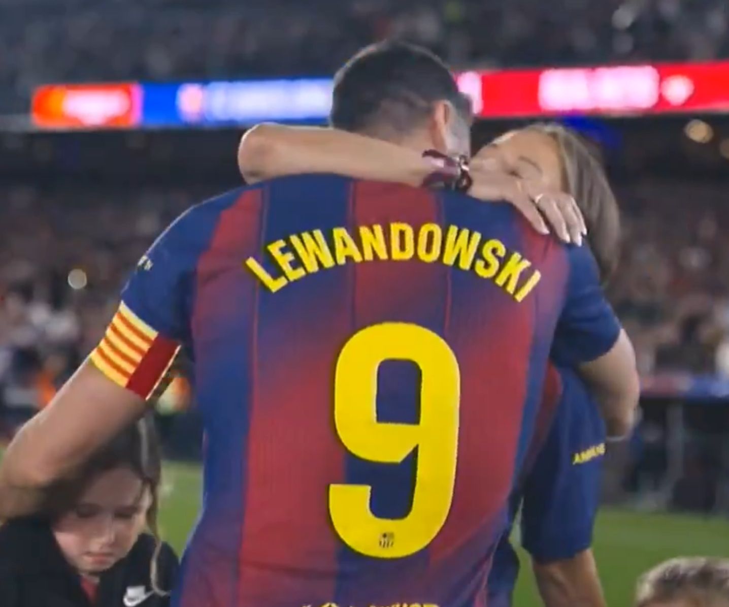 Zapłakana Ania Lewandowska weszła na Camp Nou. O tym, co zrobiła później, piszą media z całego świata