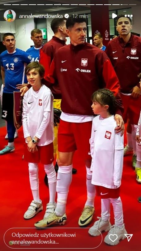 Robert Lewandowski, córka Klara na meczu z Estonią, zdjęcia