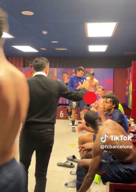 Robert Lewandowski w szatni FC Barcelony. Fot. TIktok @fcbarcelona.jpg