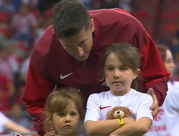 Robert Lewandowski z córkami na meczu z Turcją