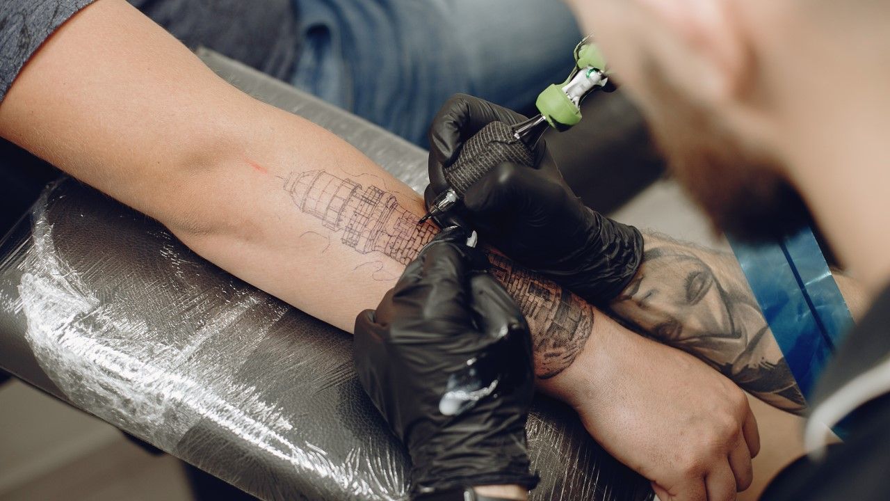 Robienie tatuażu na ręce