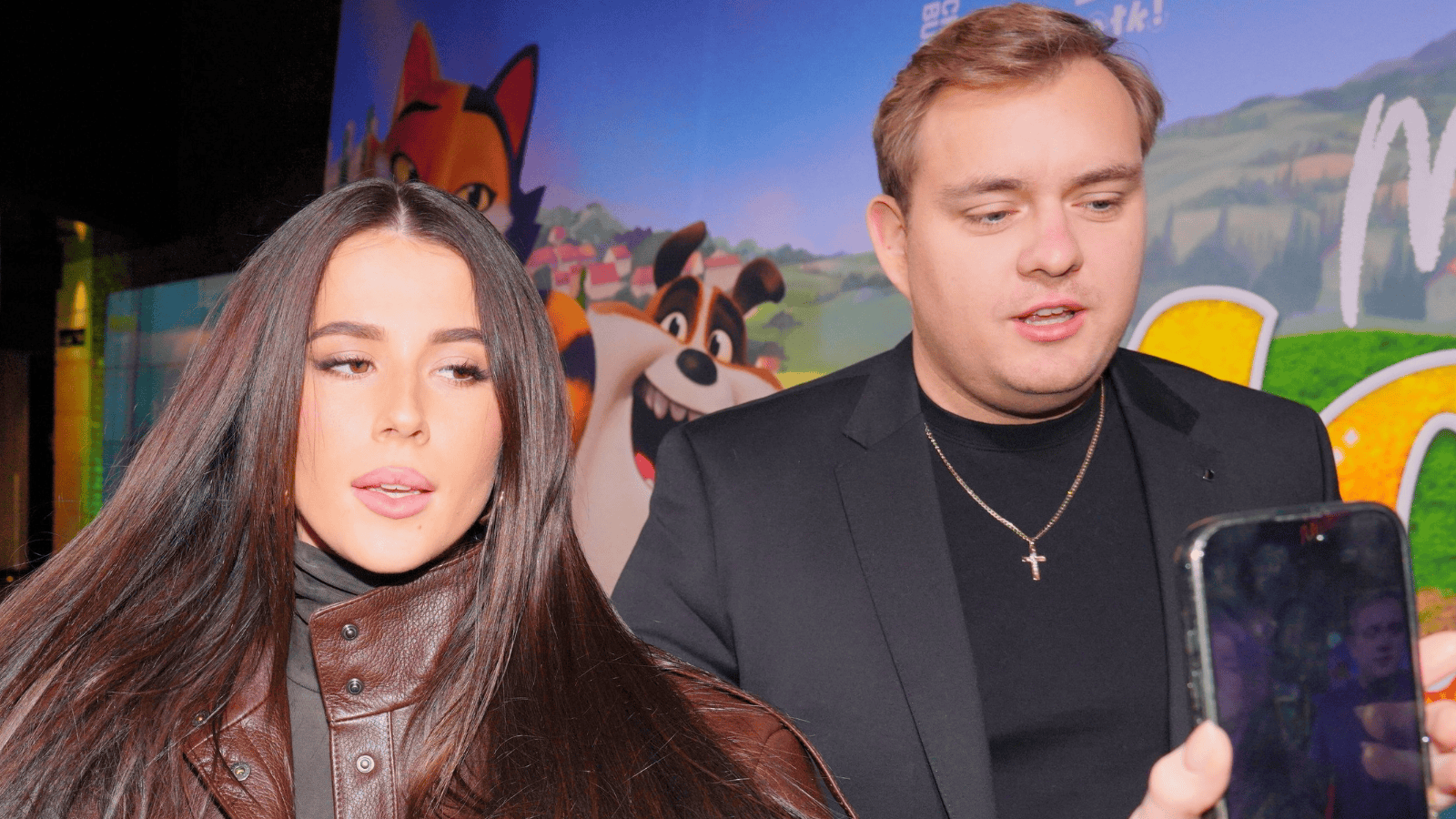 Roxie Węgiel, Kevin Mglej z telefonem