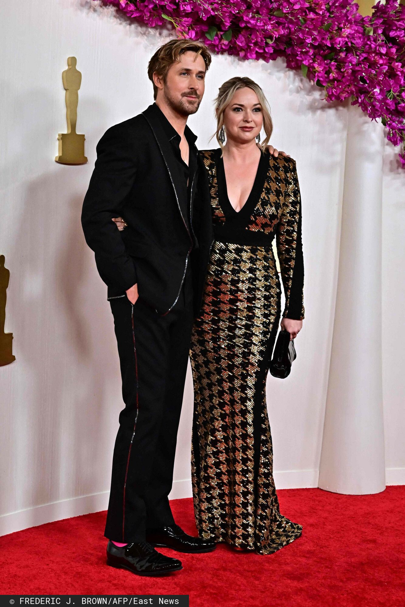 Ryan Gosling w kreacji Gucci z siostrą Mandi – Oscary 2024, fot. EastNews