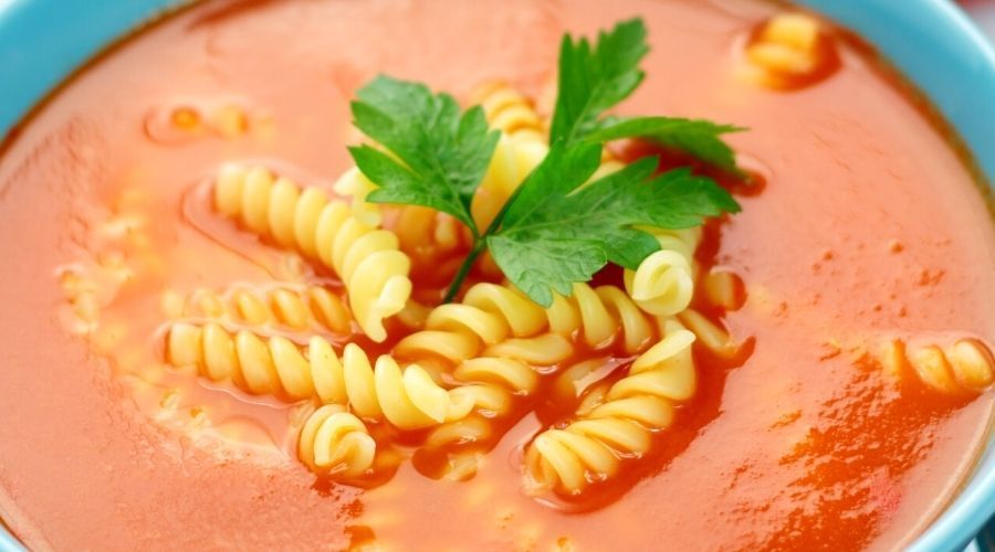 Zupa pomidorowa z sokiem z ogórków