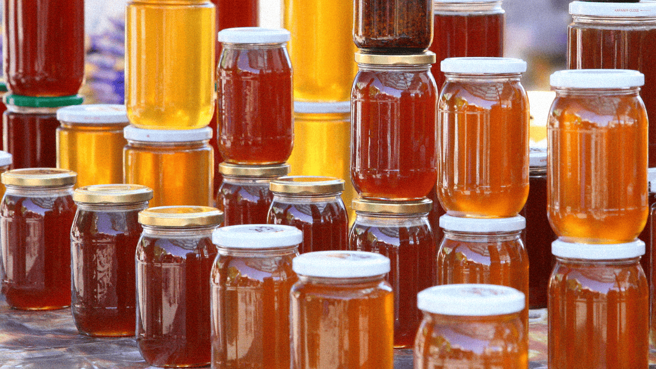 Najlepszy patent na sprawdzenie miodu. Tak zobaczysz czy jest prawdziwy