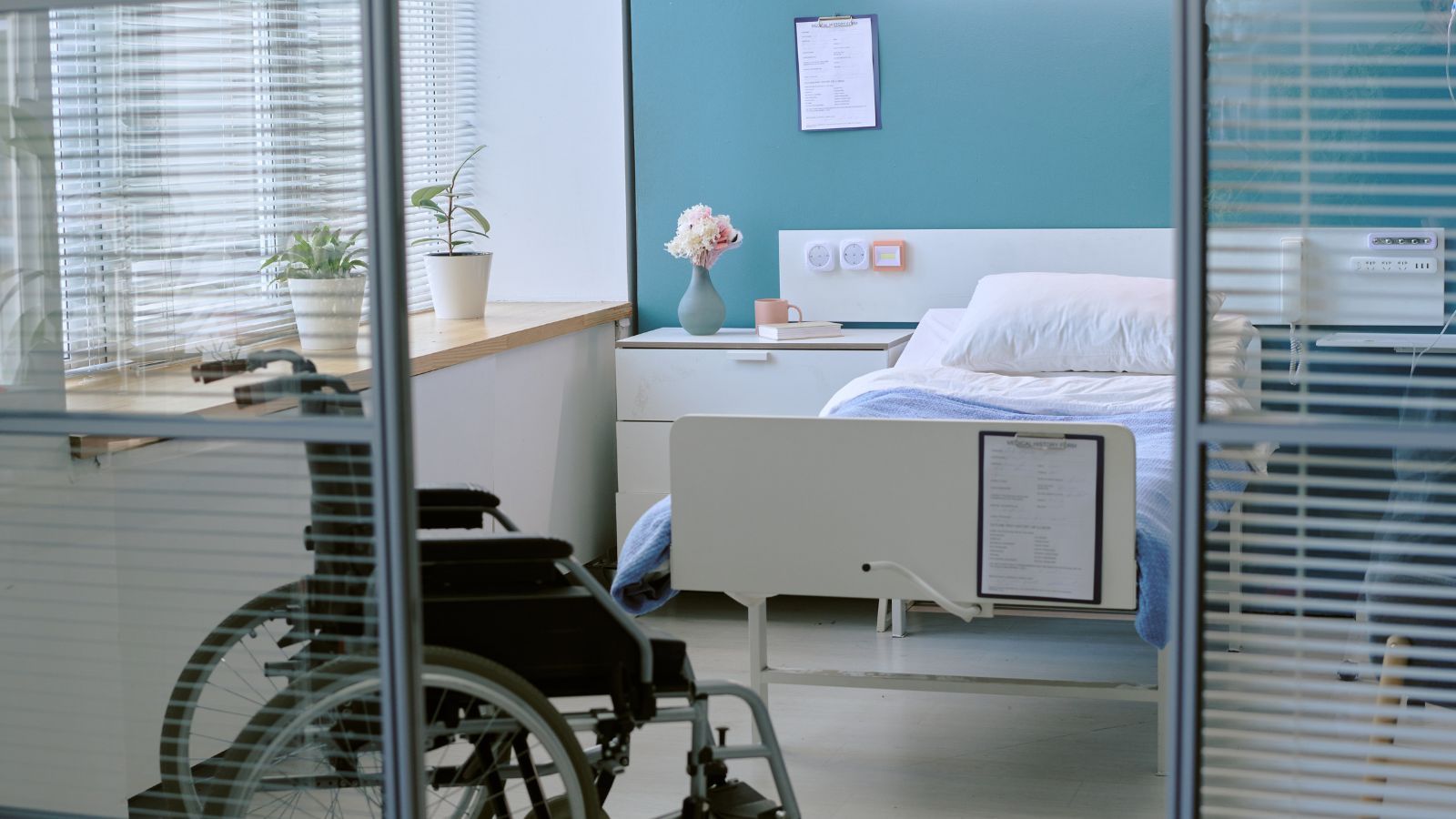 Tyle zarabia salowa w polskim szpitalu. Kwota może zdziwić wiele osób