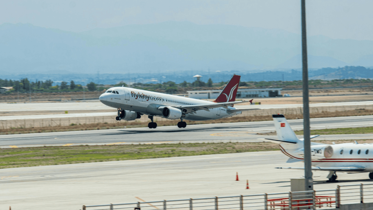 Chaos po lądowaniu i dramatyczna noc Polaków na lotnisku. Pasażerowie czekali godzinami