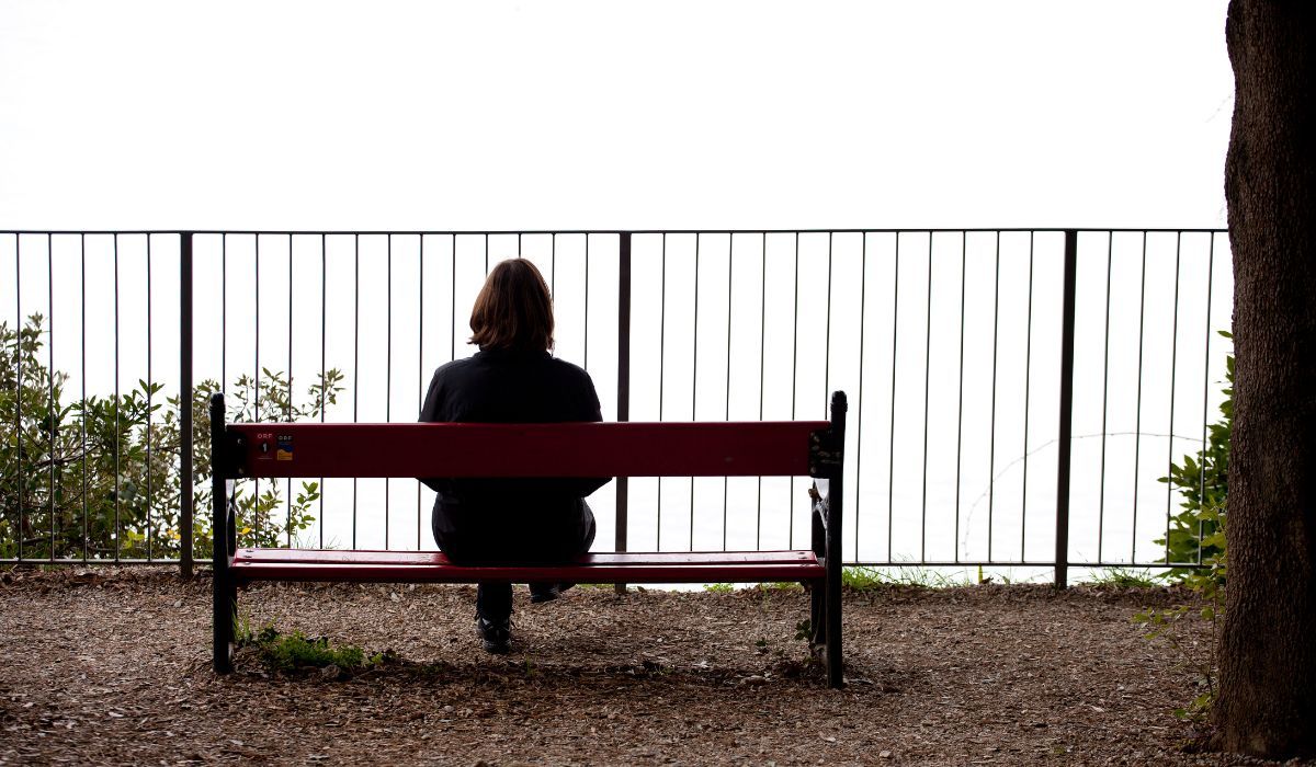 Samotna osoba na ławce