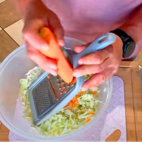 Ścieranie warzyw na surówkę gyros.jpg