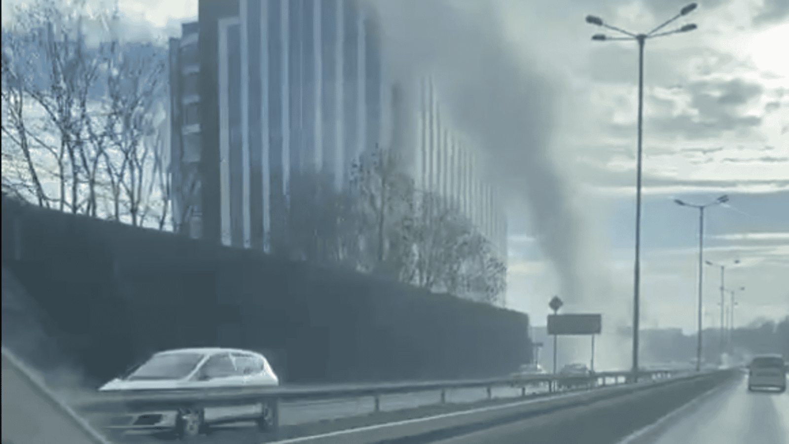 Potężna awaria w polskim mieście, woda tryska niczym gejzer. W akcji wszystkie służby