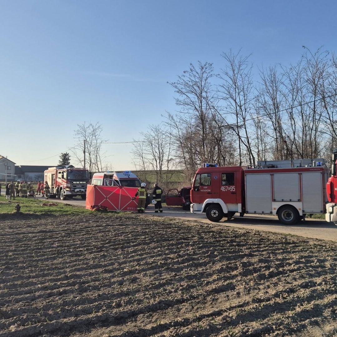 Nie żyje 1 osoba. Dwie ciężko ranne. Samochód znieciony niczym puszka po napoju, to prawdziwa tragedia
