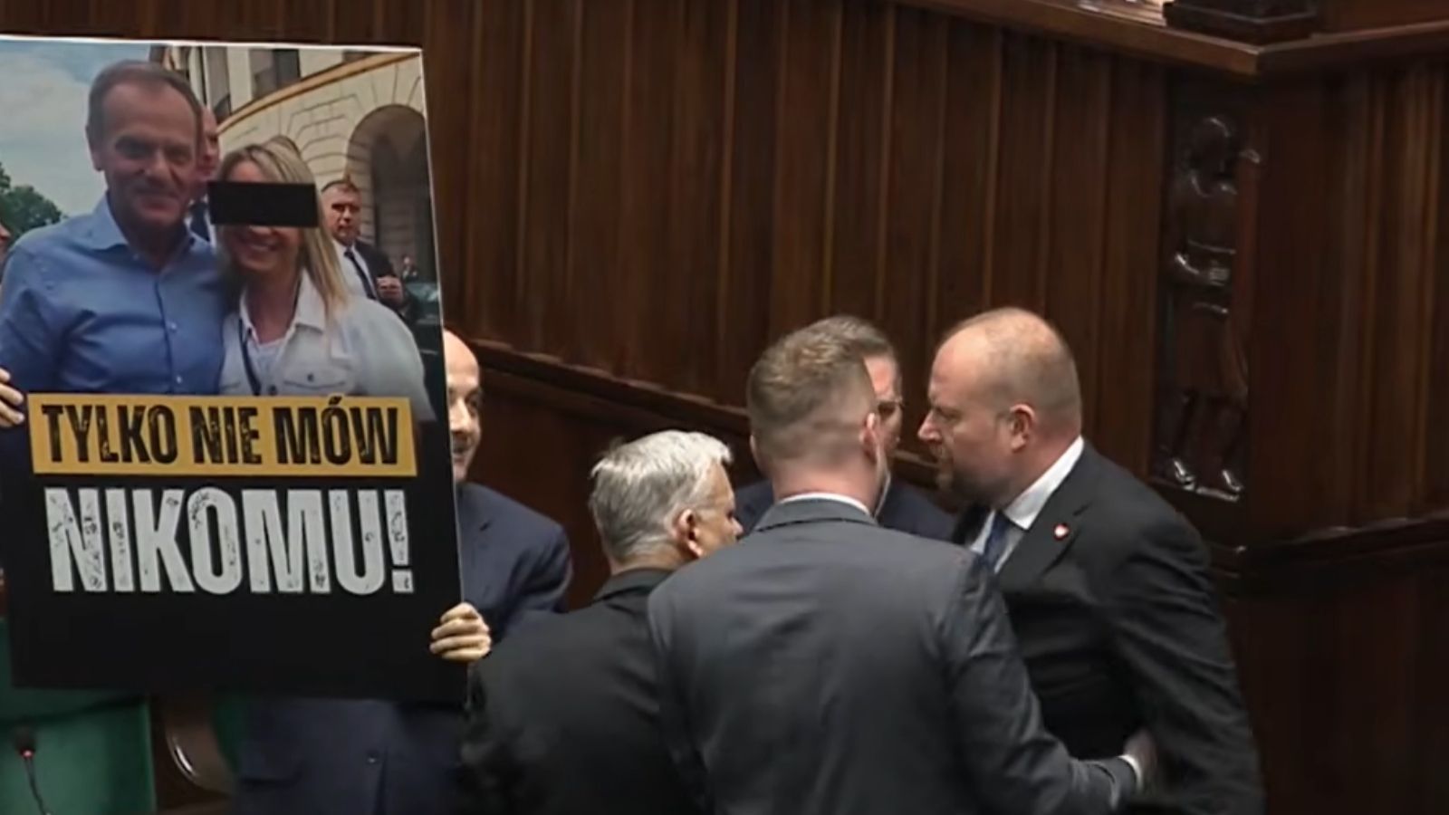 Krzyki w Sejmie po decyzji Czarzastego. Posłowie PiS skandowali jedno hasło