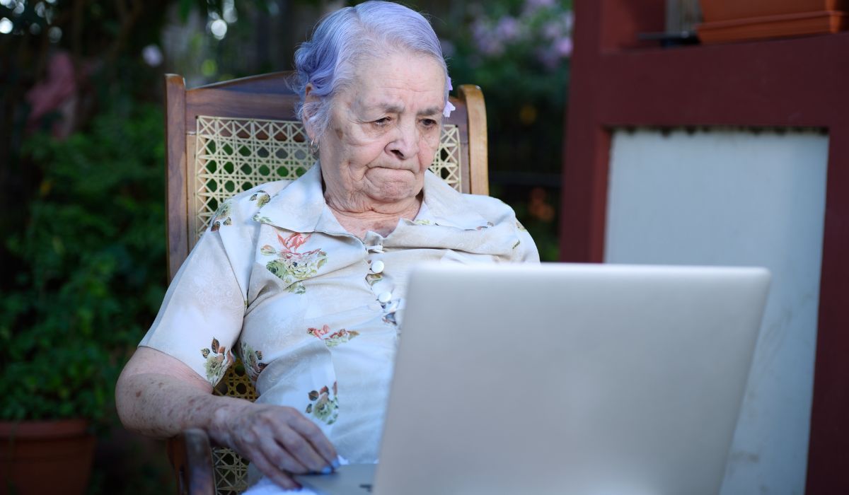Seniorka przy laptopie