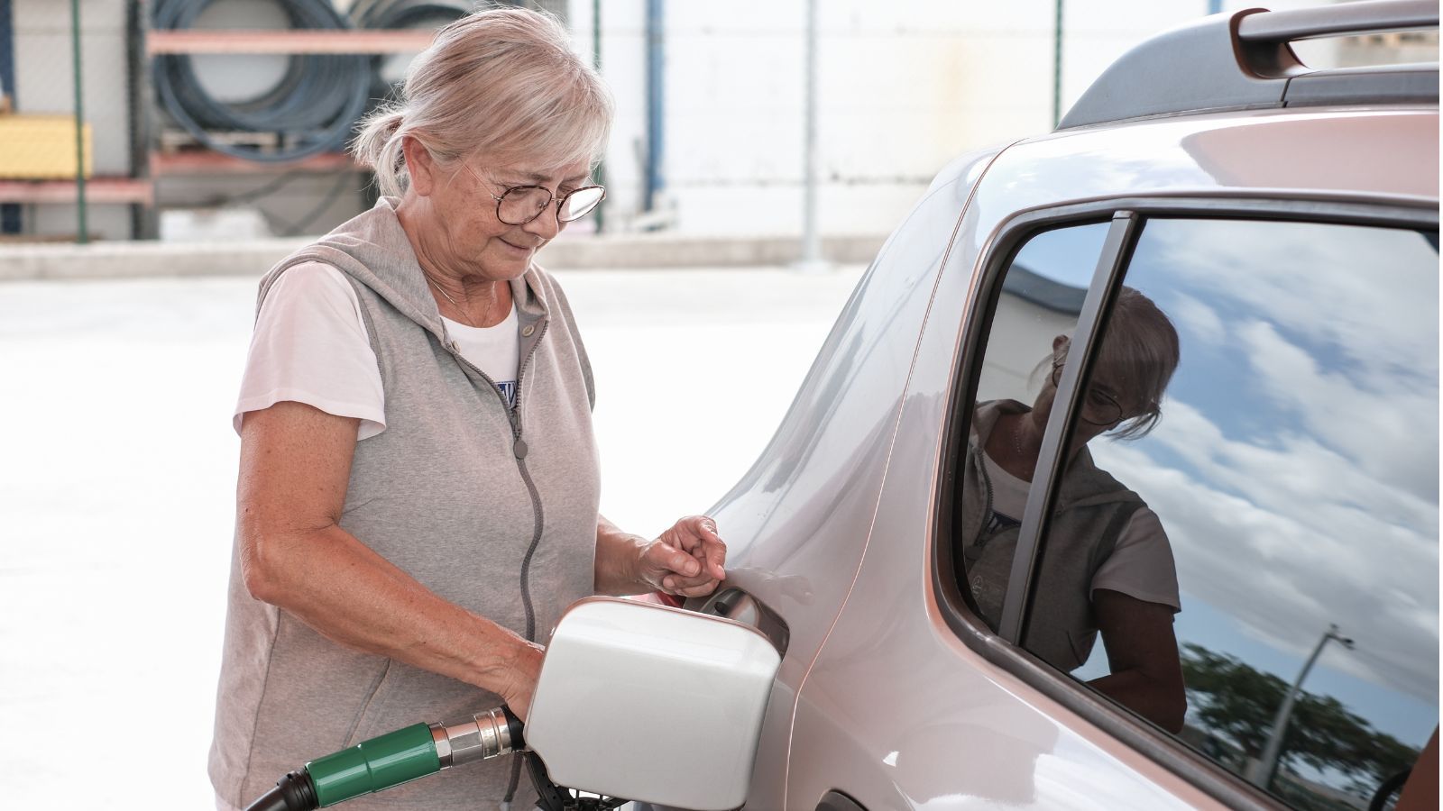 Seniorzy zatankują taniej. Mało kto wie, iż dzięki tej karcie mają zniżkę