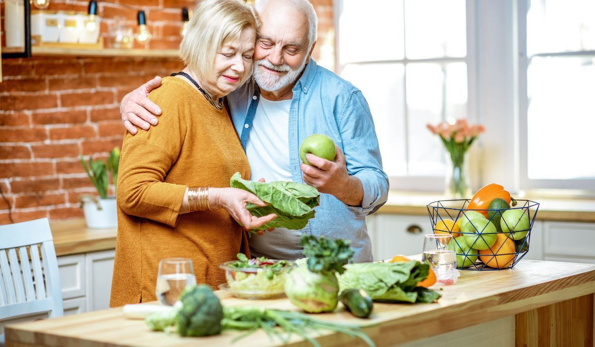 Seniorzy jedzą warzywa