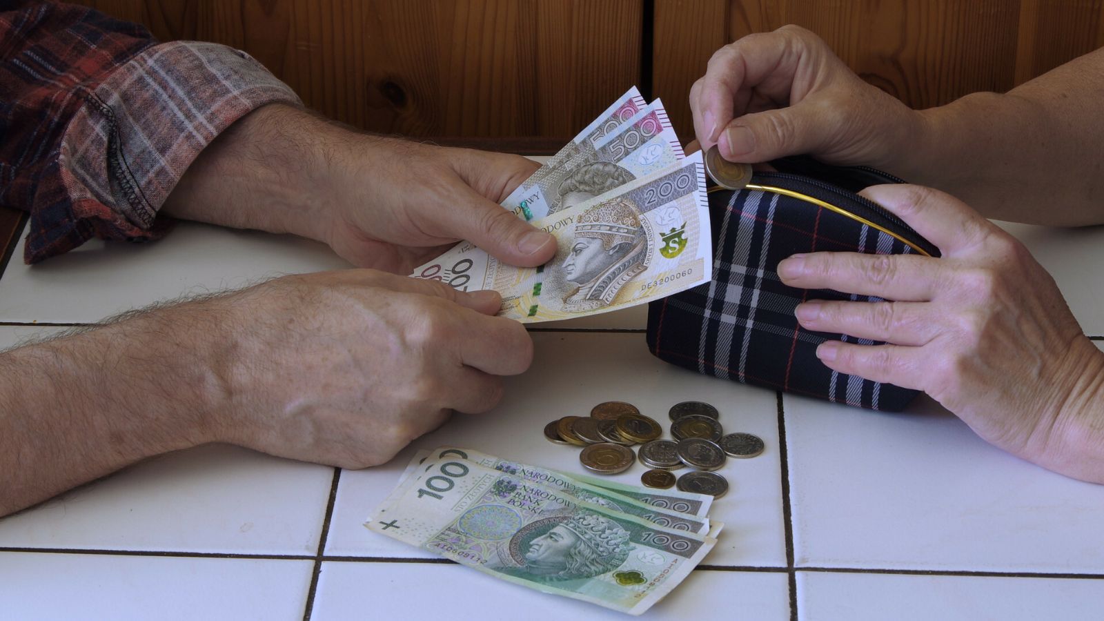 Dobre wieści dla seniorów. W grudniu do niektórych przelew na konto przyjdzie aż dwa razy