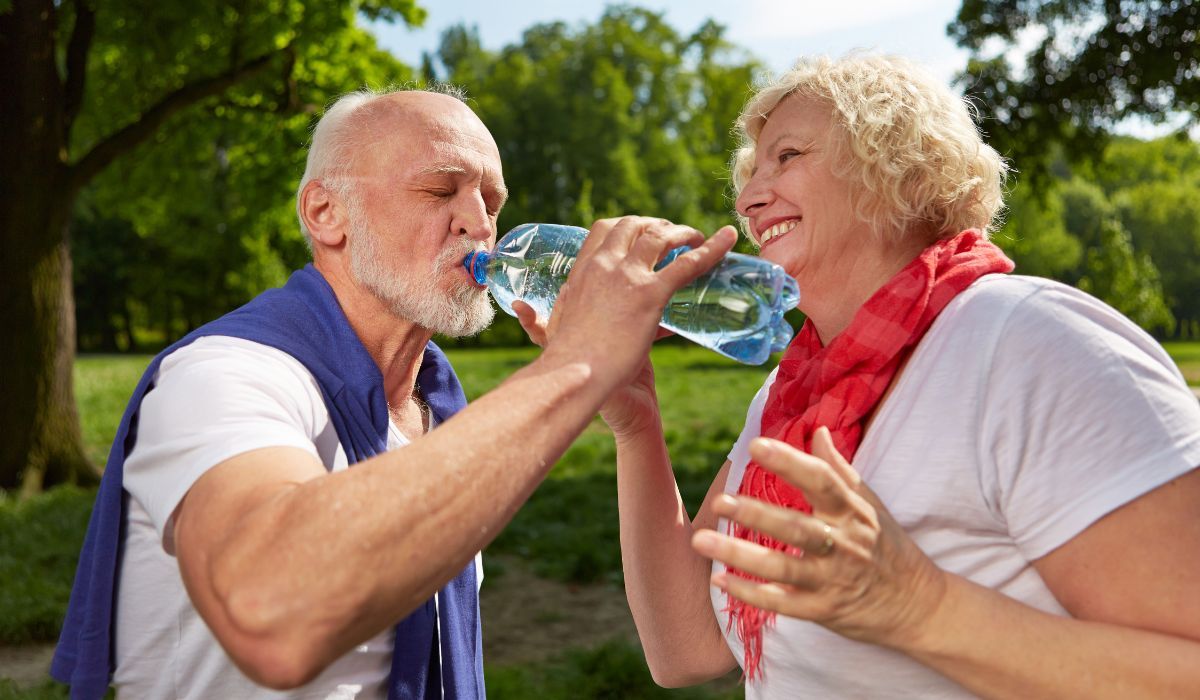 Seniorzy piją wodę